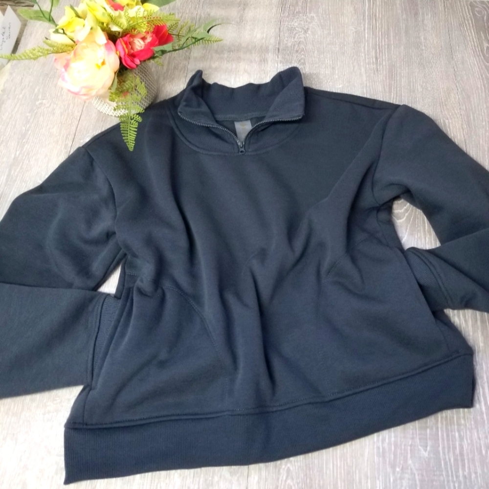 Activewear sweatshirt with pockets